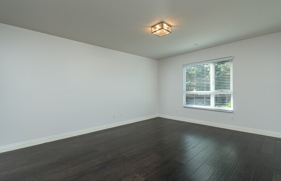 Building Photo - 736 N Wilton Pl