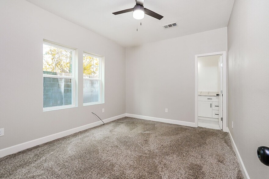 Building Photo - 2118 Oatfield Dr