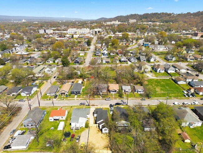 Building Photo - 2406 Kirby Ave