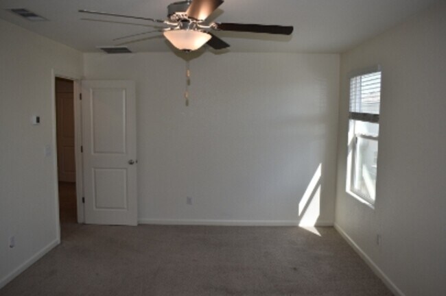 Building Photo - 624 Suzanne Dr