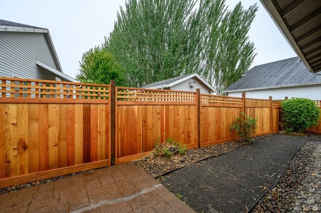 Building Photo - Newly Renovated 3 Bedroom, 2 Bath House in Sheridan