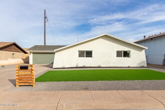 Building Photo - 516 E Greenway Dr