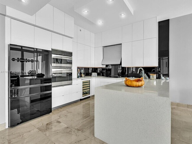 Building Photo - 16500 Collins Ave