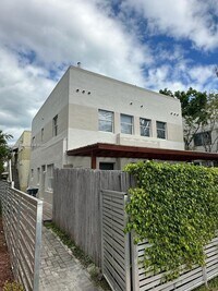 Building Photo - 833 W 39th St