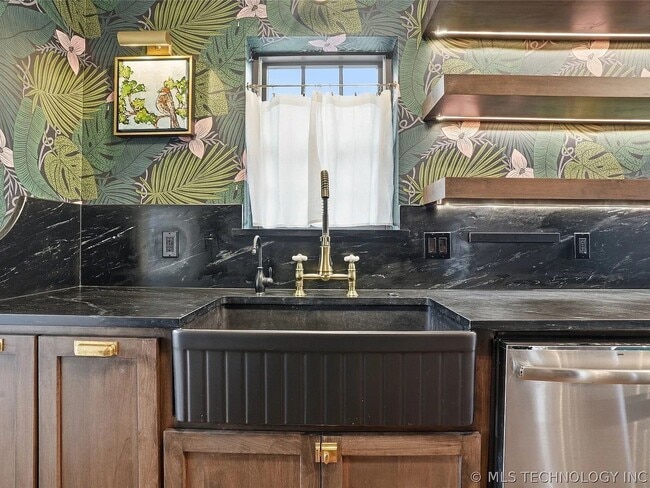 Building Photo - 1623 S Victor Ave