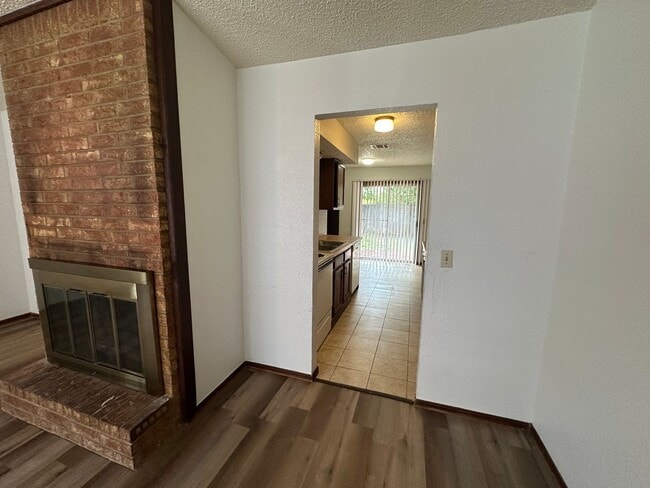 Building Photo - 2 Bedroom 1.5 Bath
