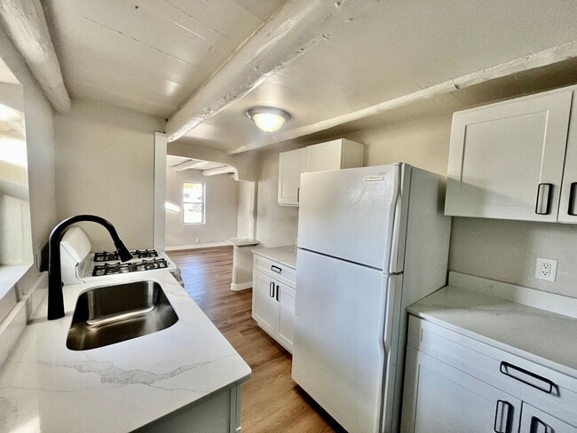 Building Photo - 422 Towner Ave NW