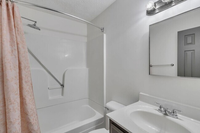 Building Photo - AVAILABLE JULY 10TH. 2 Bed 1 bath FOR LEASE in South Inglewood (East Nashville). $1750 Rent. Pets...