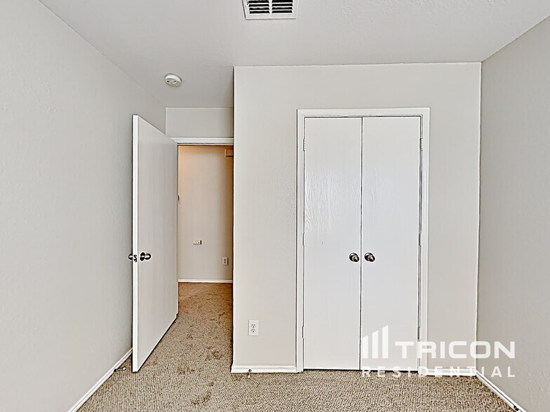 Building Photo - 1416 Pine Ln