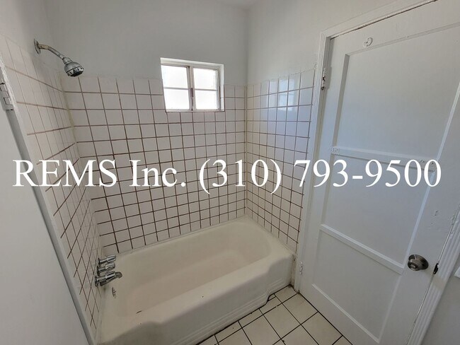 Building Photo - Front House with Garage Parking and Laundry Hookups