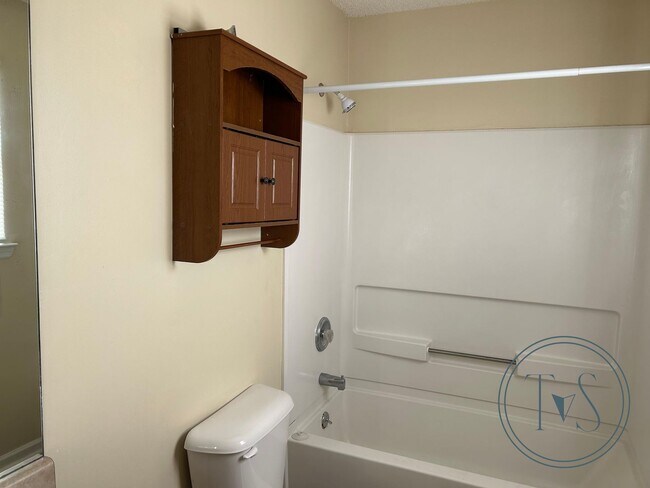 Building Photo - MOVE-IN SPECIAL: $500 OFF 1st MONTH'S RENT!**