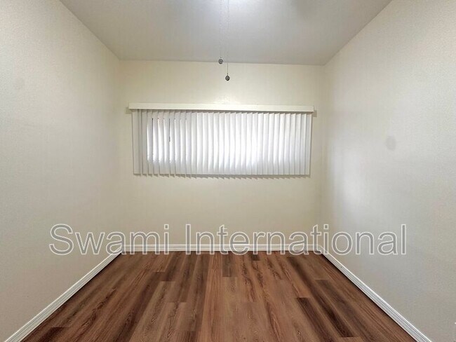 Building Photo - 1665 W 182nd St