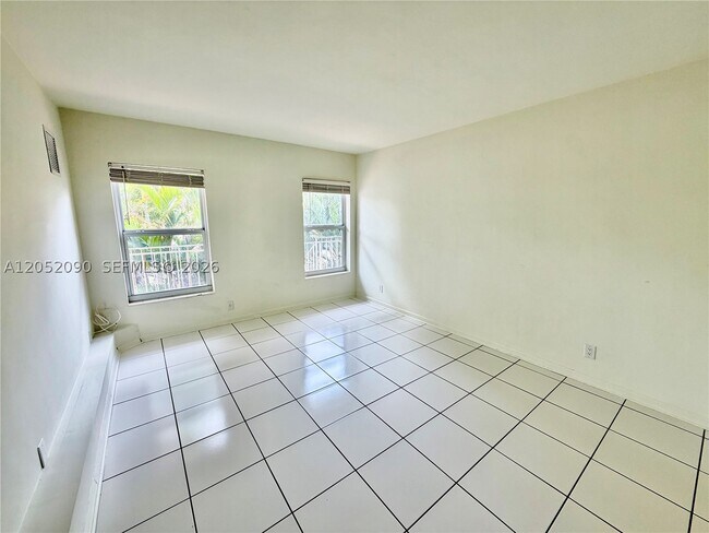 Building Photo - 2352 NE 9th St