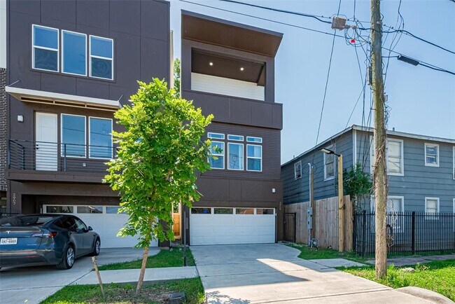 Building Photo - 2909 Nagle St