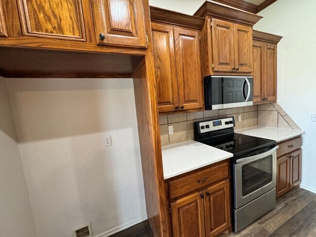 Building Photo - Brand new updates , spacious and a true 4 bedroom home in a gated community in Newcastle! Call us...