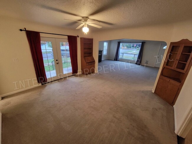 Building Photo - *RENT PROMO* 3+bd 1.5 ba Single Level West...