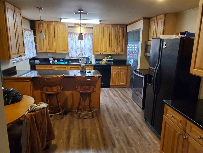 Building Photo - 53 Benton St