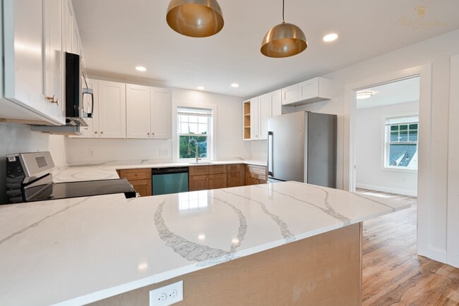 Building Photo - Beautifully Updated Two Bedroom Townhouse!
