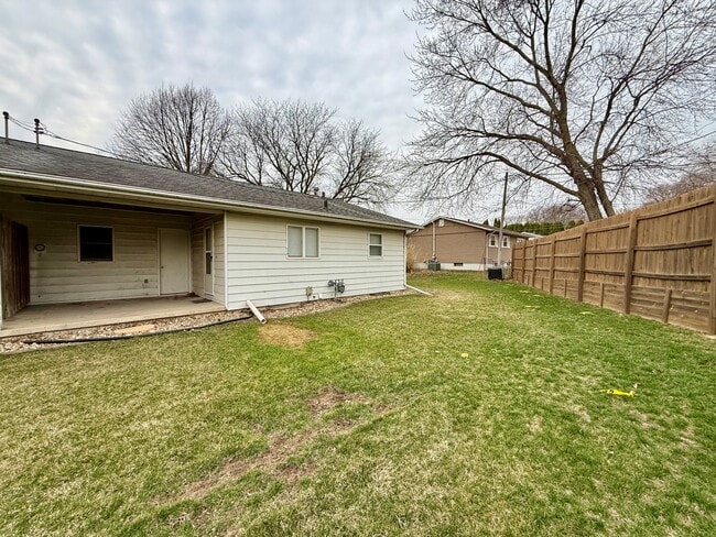 Building Photo - 1710 Carriage Hill Dr