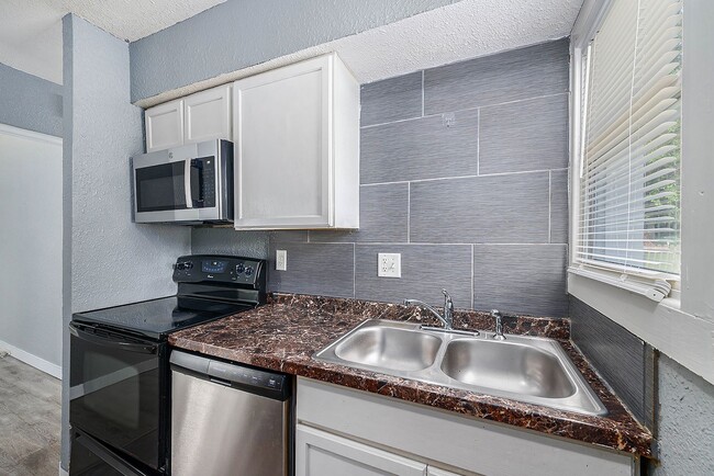 Building Photo - Charming 2-Story Home on Corner Lot in Ray...