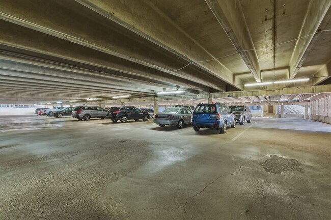 Building Photo - 6550 Delmonico Dr
