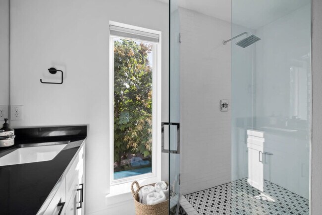 Building Photo - 1204 E 32nd St