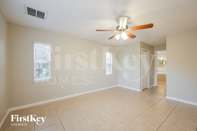 Building Photo - 652 Keller St E