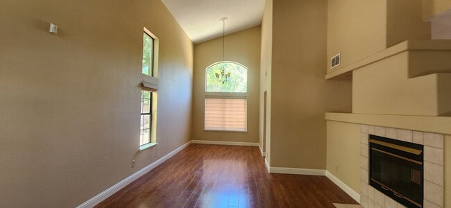 Building Photo - Wonderful 3 Bedroom 2.5 Bathroom Home in E...