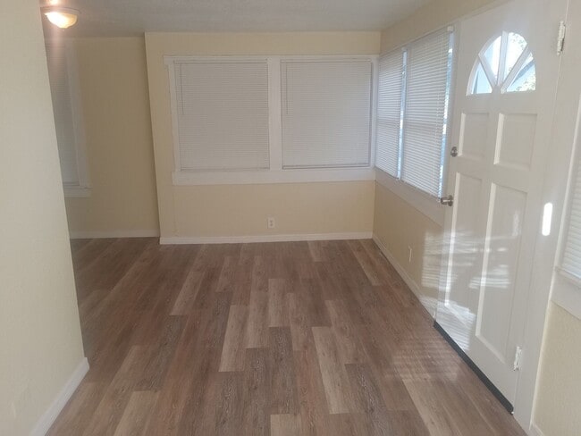 Building Photo - 2 bedroom  in St. Pete