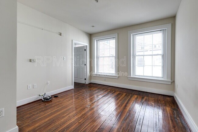 Building Photo - 1321 1/2 E Main St