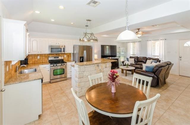 Building Photo - 819 Equestrian Dr