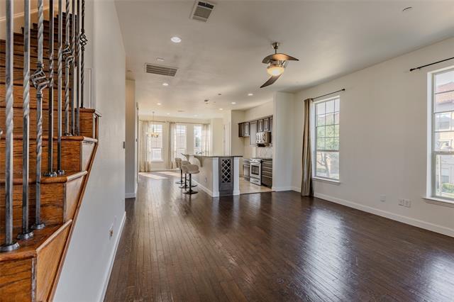 Building Photo - 602 Arbol