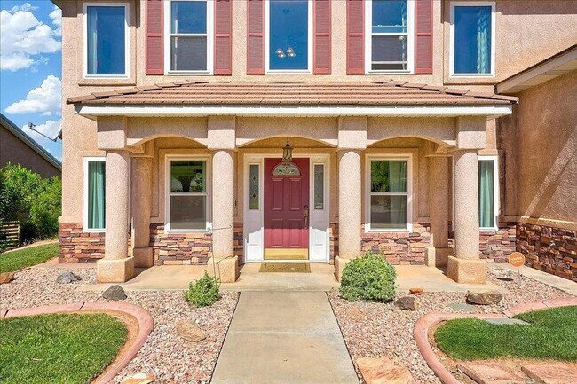 Building Photo - Expansive 5 Bedroom Home with Additional O...