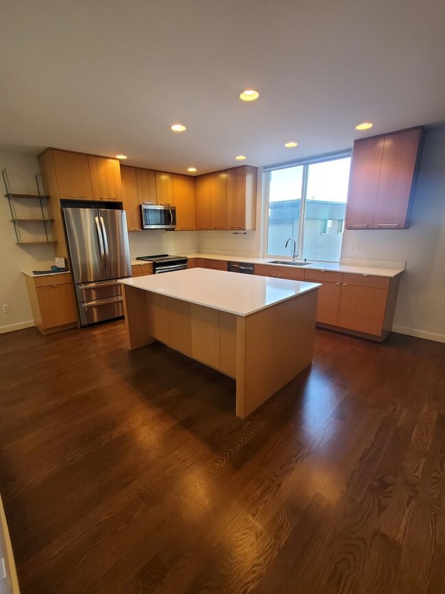 Building Photo - Townhome with Elliot Bay Views!