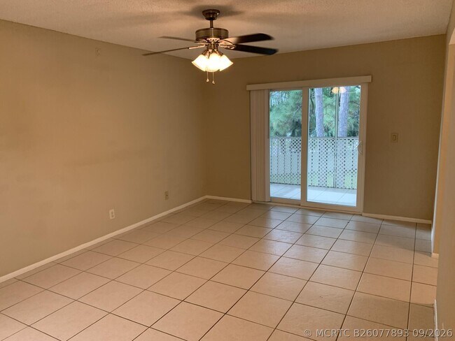 Building Photo - 1544 SE Royal Green Cir