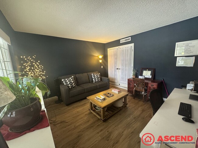 Building Photo - Lovely Home In Olive Dr Area!