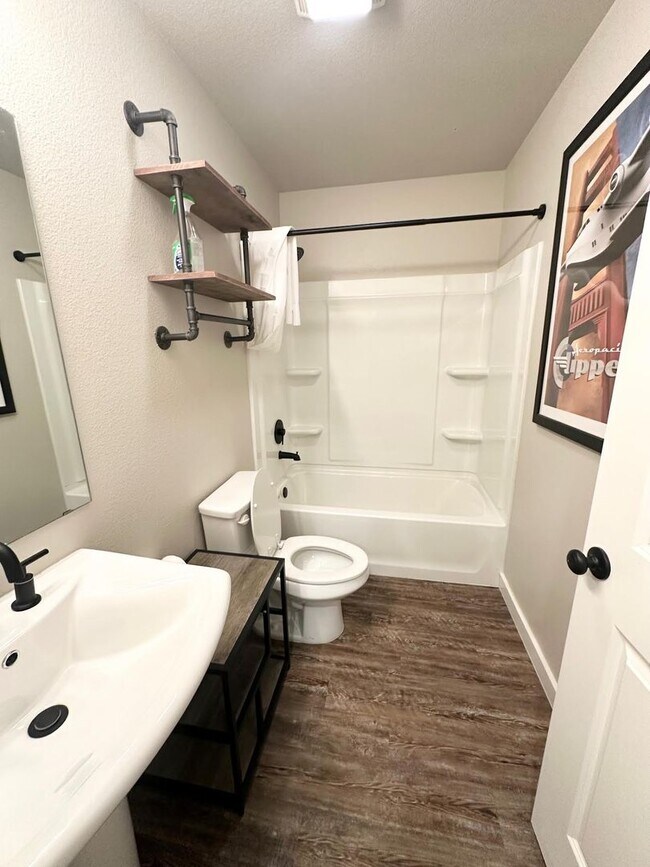 Building Photo - 2 Bed 2 Bath House Furnished!