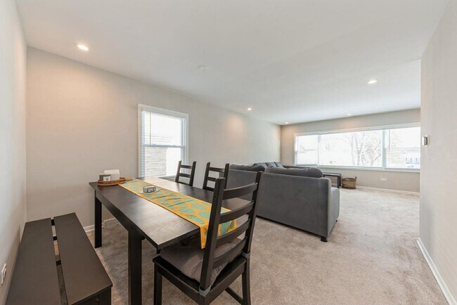 Building Photo - 856 E Capri Dr