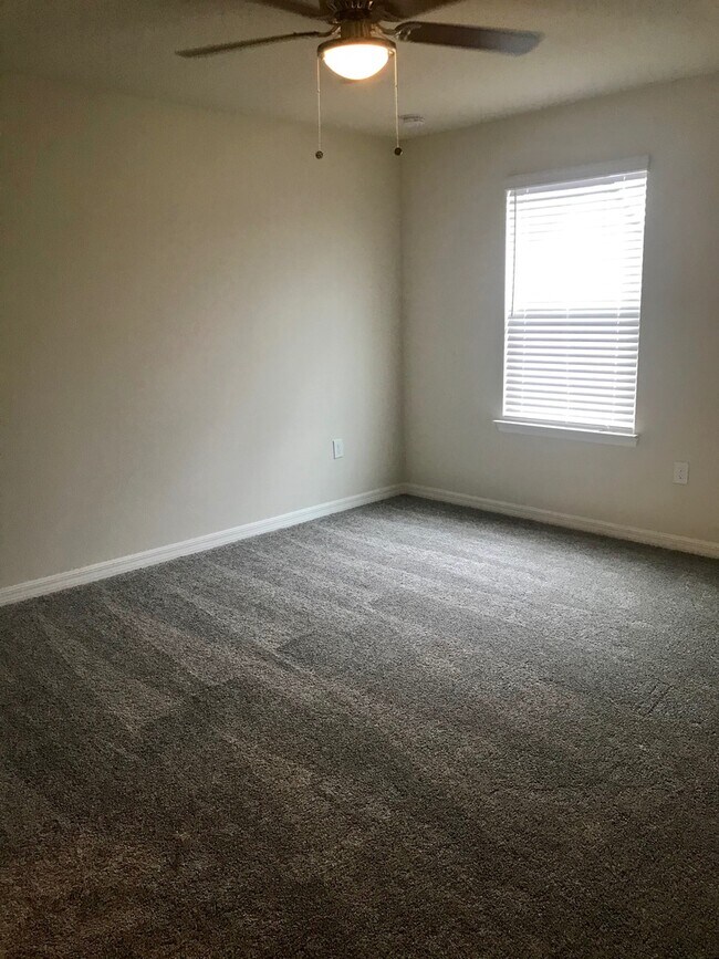 Building Photo - Energy Efficient 3/3 Townhome w/ 2 Car Gar...