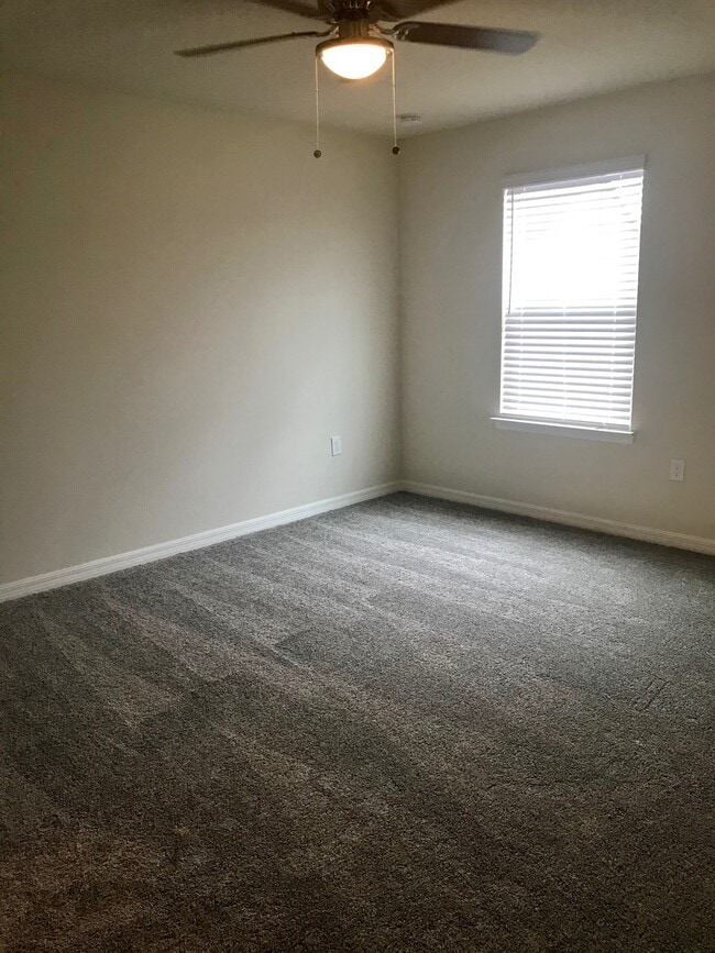 Building Photo - MOVE IN SPECIAL- Energy Efficient 3/3 Town...