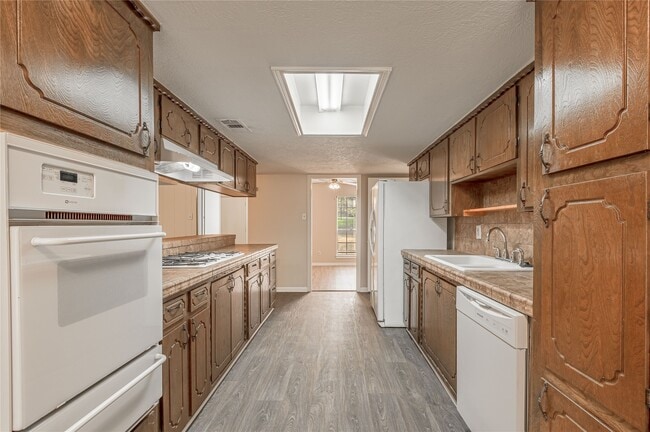 Building Photo - 2712 Chimney Rock Rd