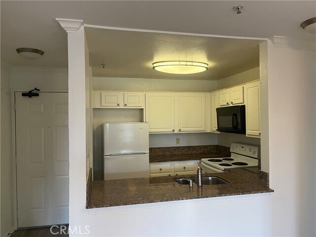 Building Photo - 8889 Caminito Plaza Centro