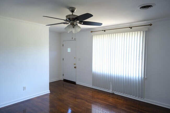 Building Photo - Charming 3/1.5 ranch style house!