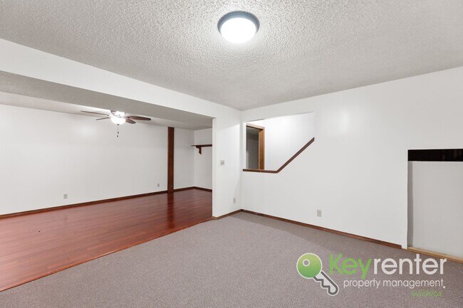 Building Photo - 3 Bedroom 2 Bathroom Family Ready Home