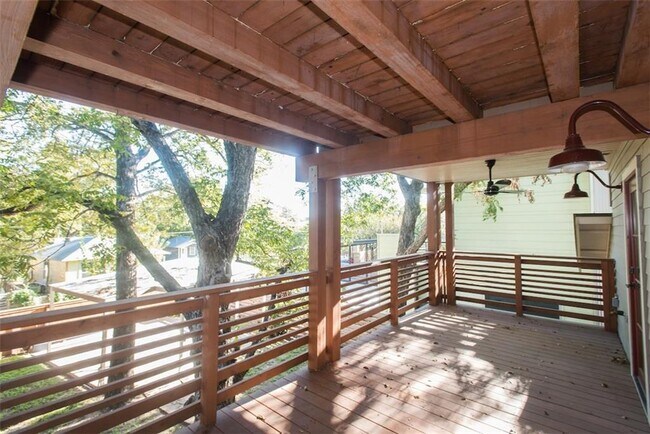 Building Photo - 610 W Live Oak St