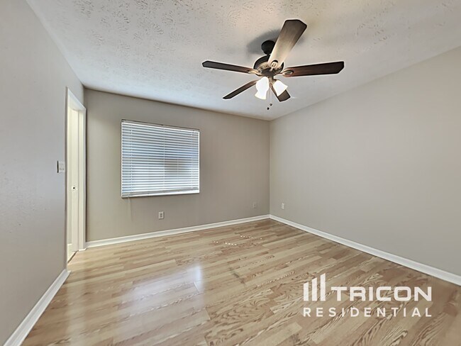 Building Photo - 1003 Meadow Ln