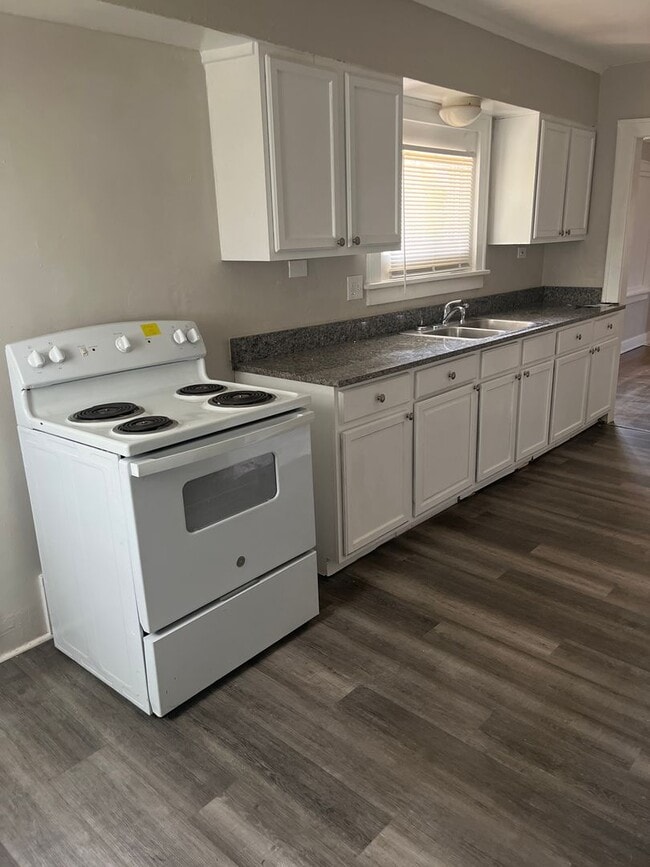 Building Photo - Cute & Cozy 2 Bedroom W/Bonus Room For Rent!!