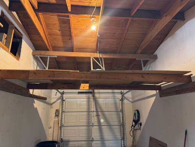 Building Photo - Spacious NE Heights Home