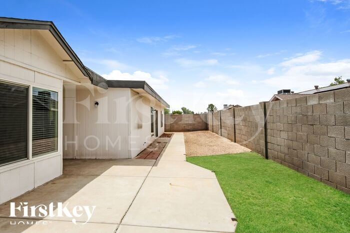 Building Photo - 8038 W Windrose Dr