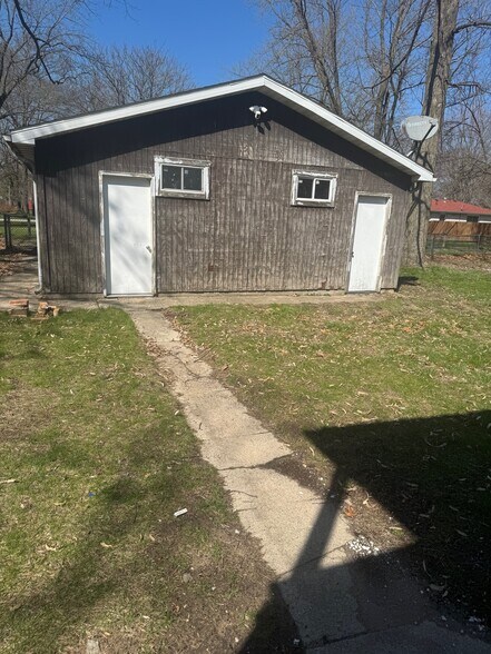 garage for additional storage - 304 Arthur Ave